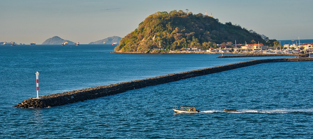 Calzada de Amador con vista al skyline de Panama